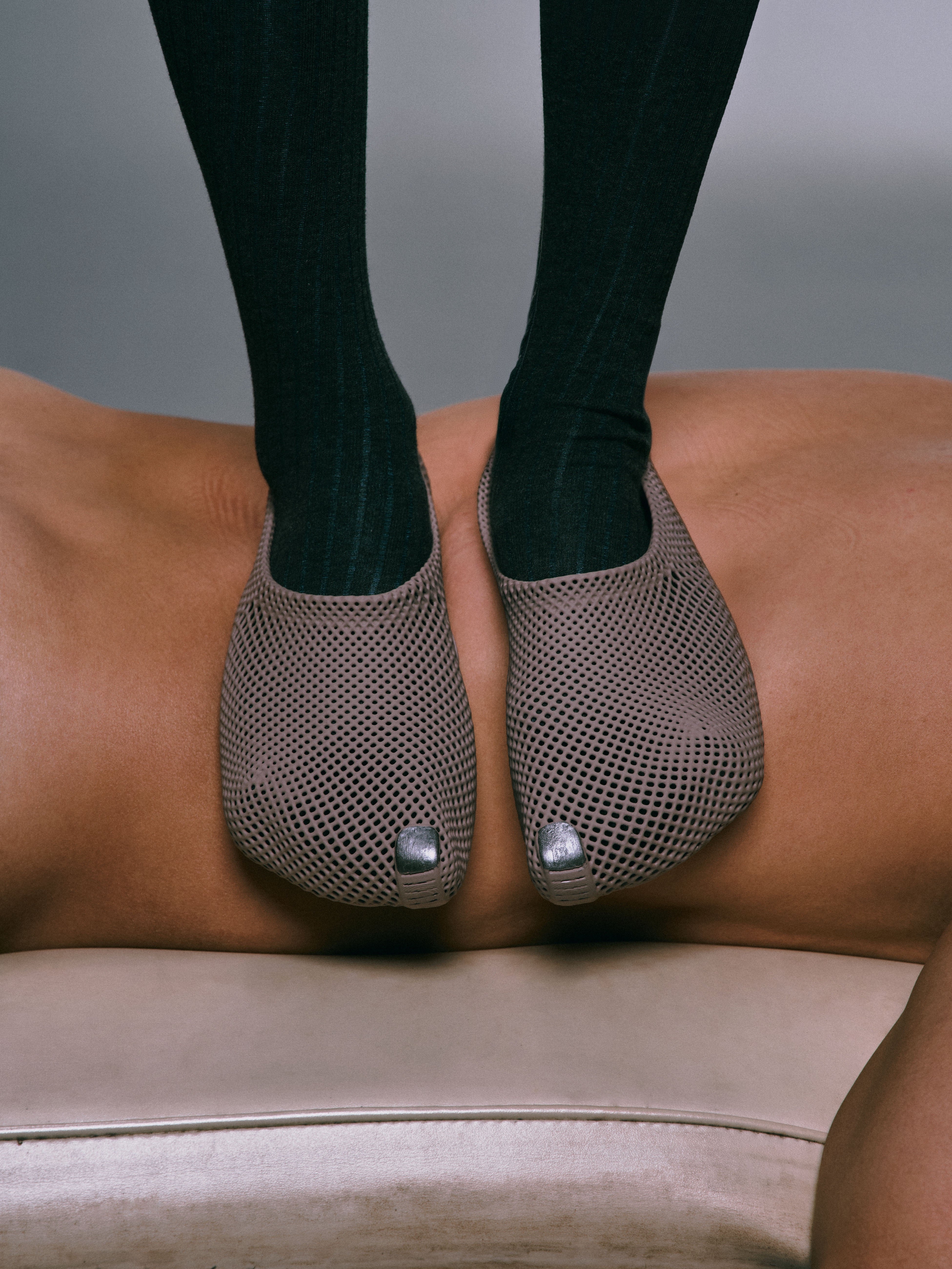 ARMIS SLIDE CHARCOAL